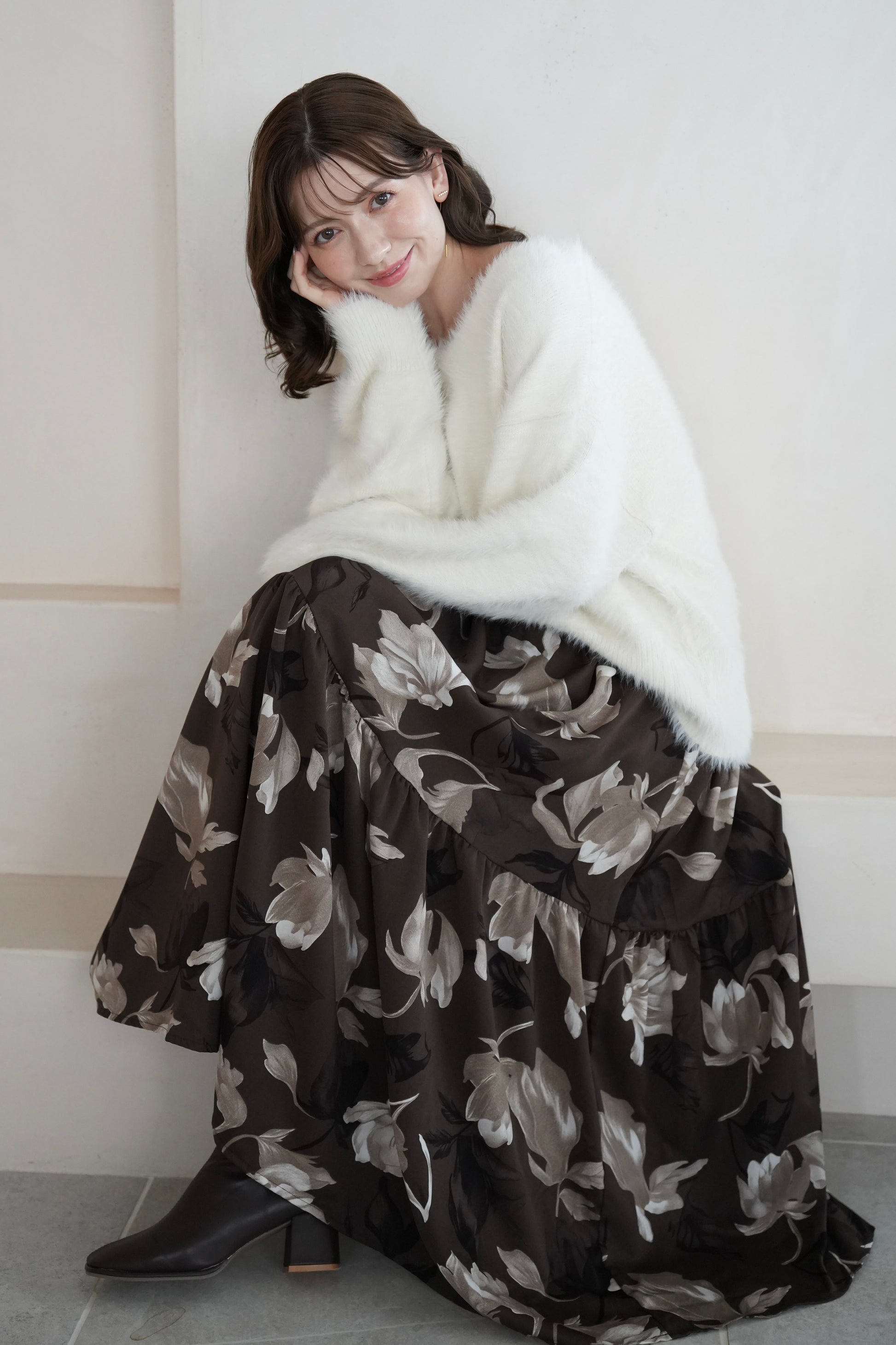 バックリボンバルキーフェザーVネックニット