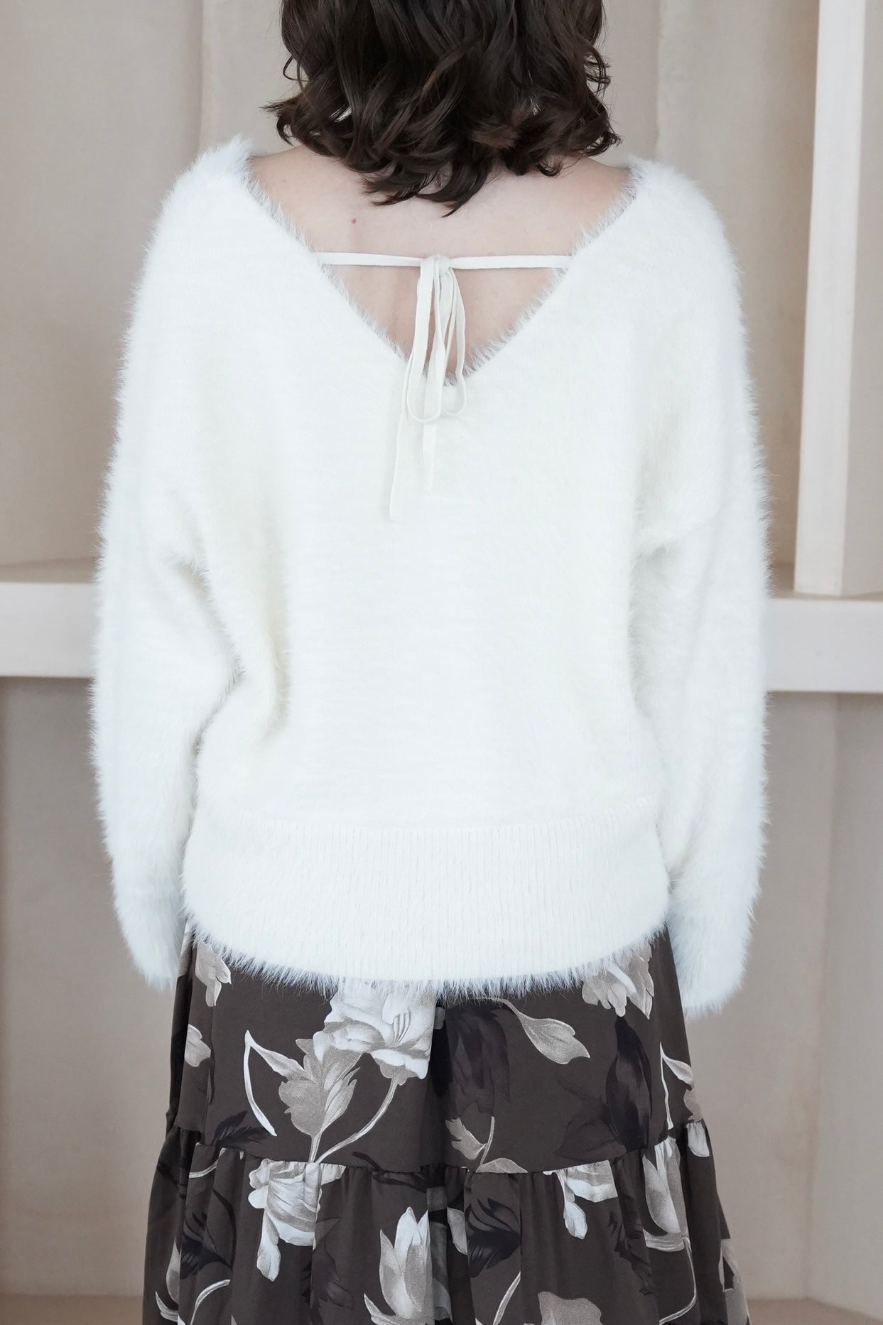 バックリボンバルキーフェザーVネックニット
