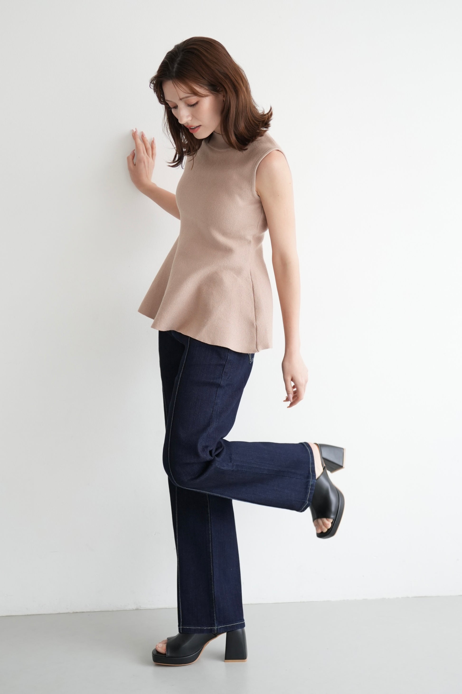 ピンタックテーパードデニムパンツ