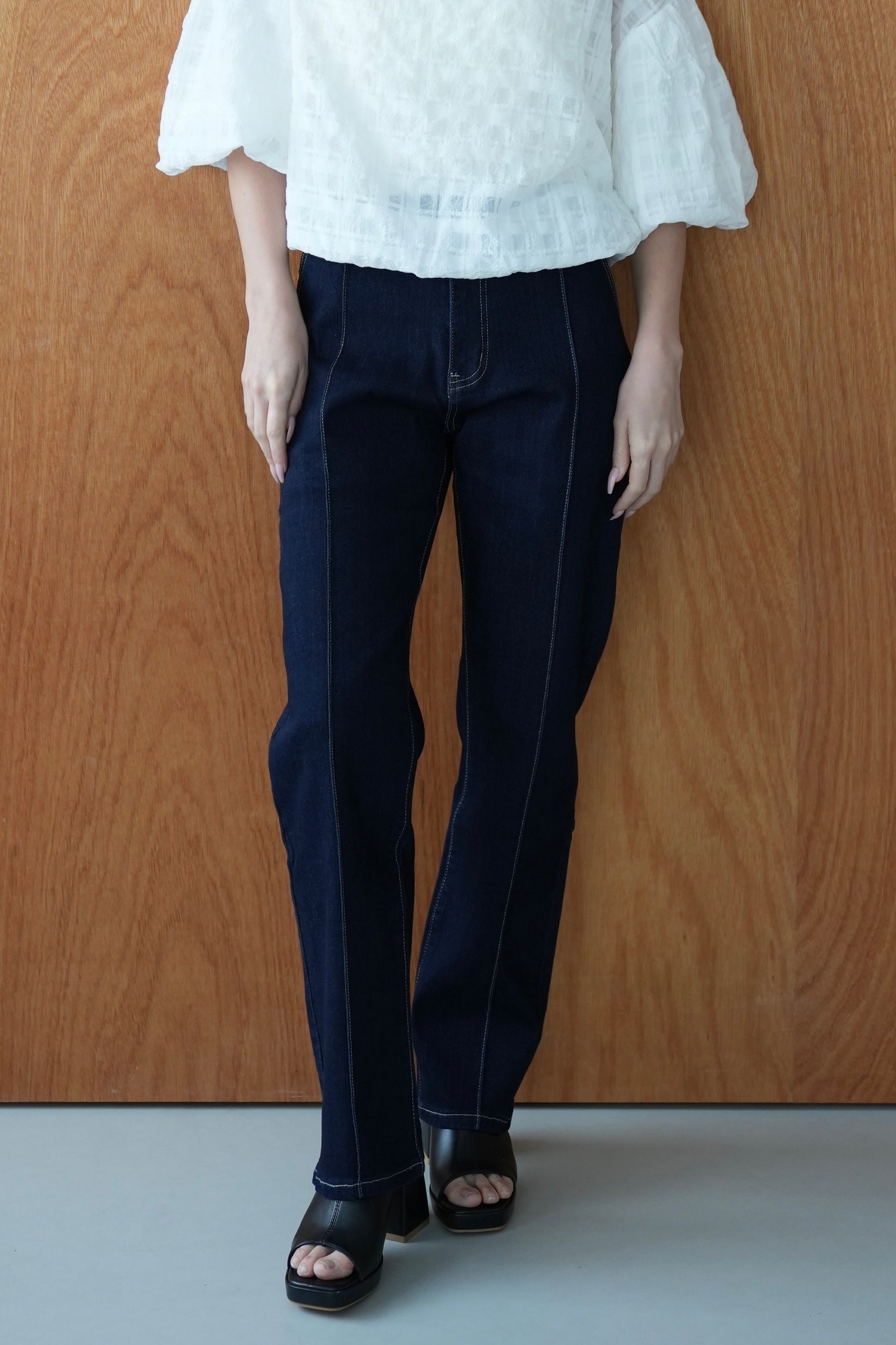 ピンタックテーパードデニムパンツ