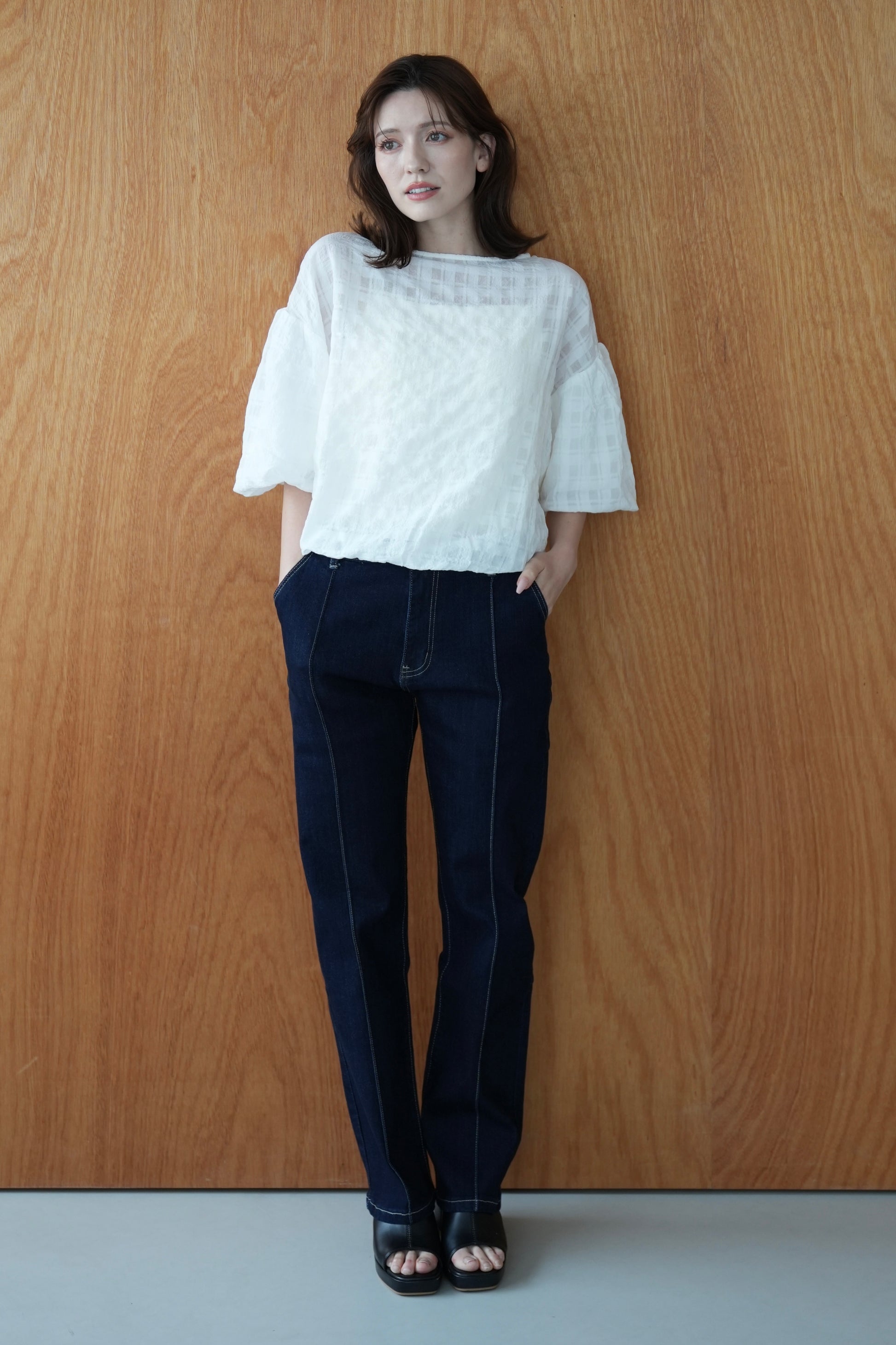 ピンタックテーパードデニムパンツ