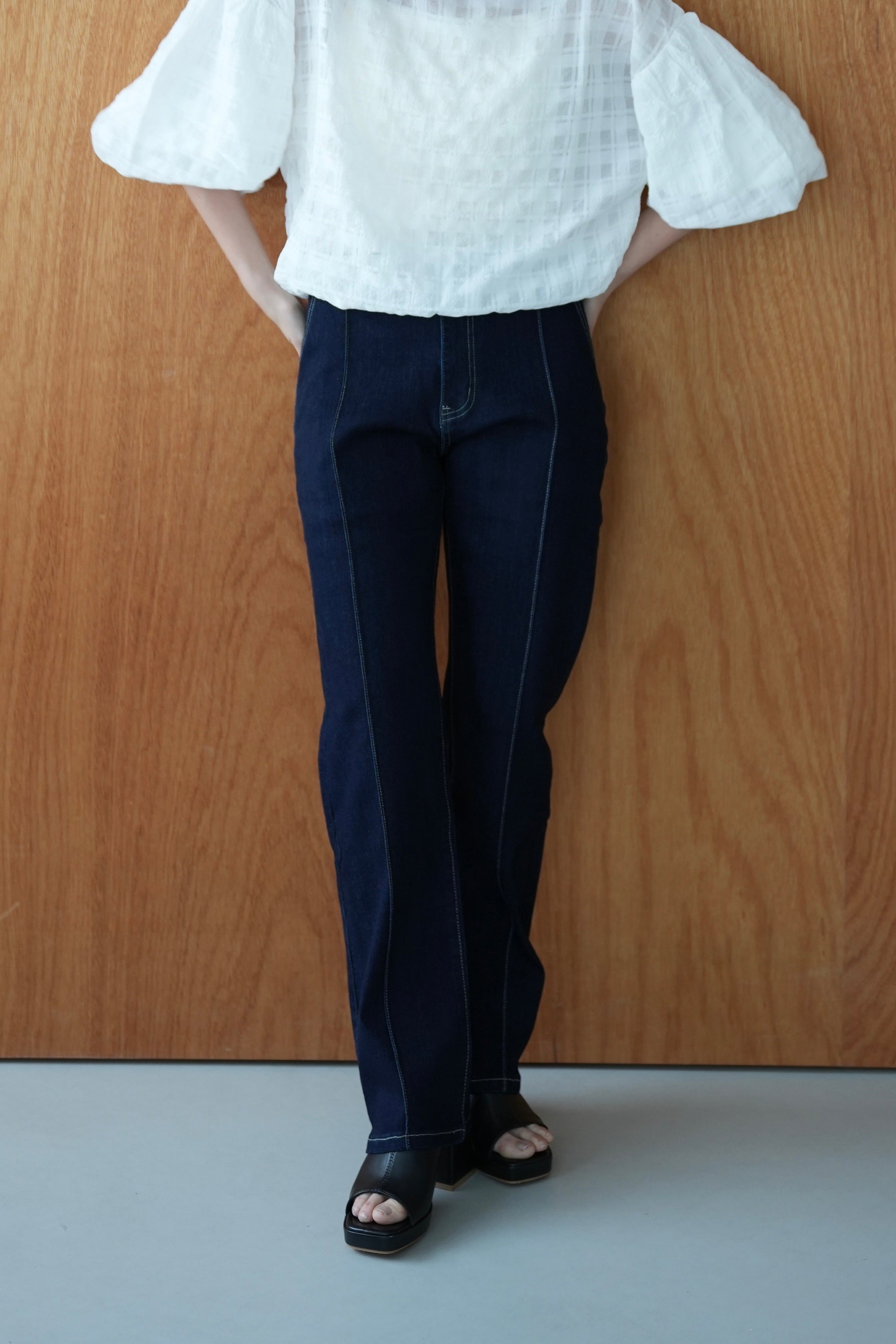 ピンタックテーパードデニムパンツ